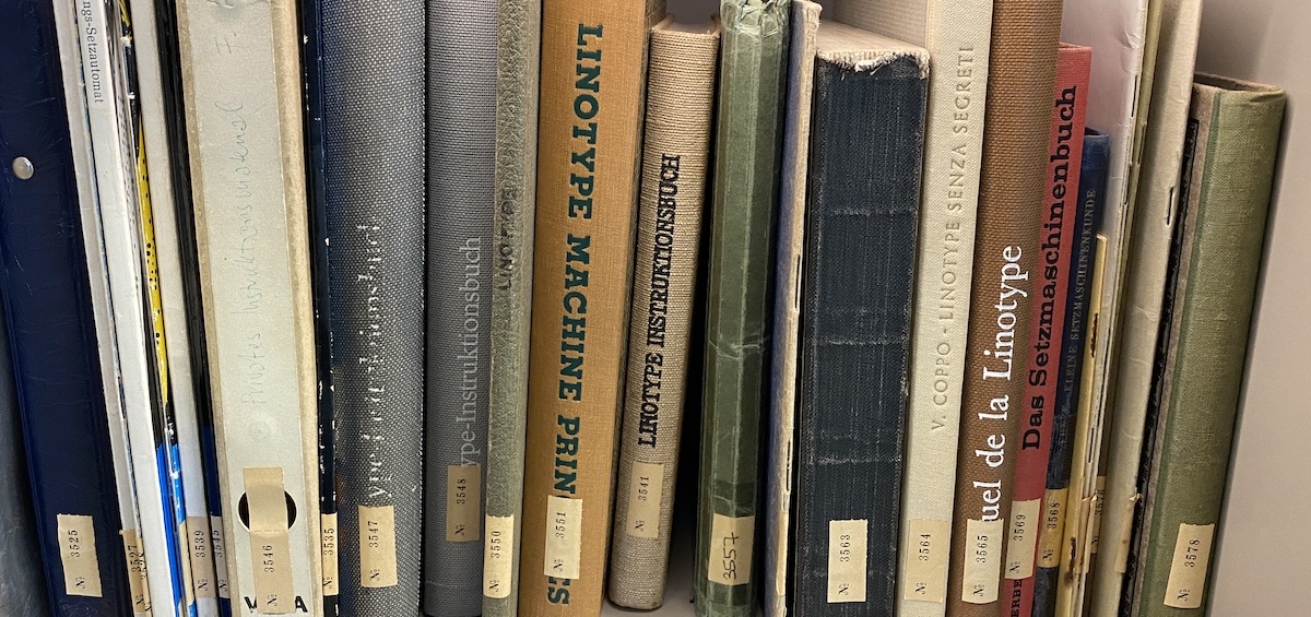 Bücherregal der Typorama-Bibliothek
