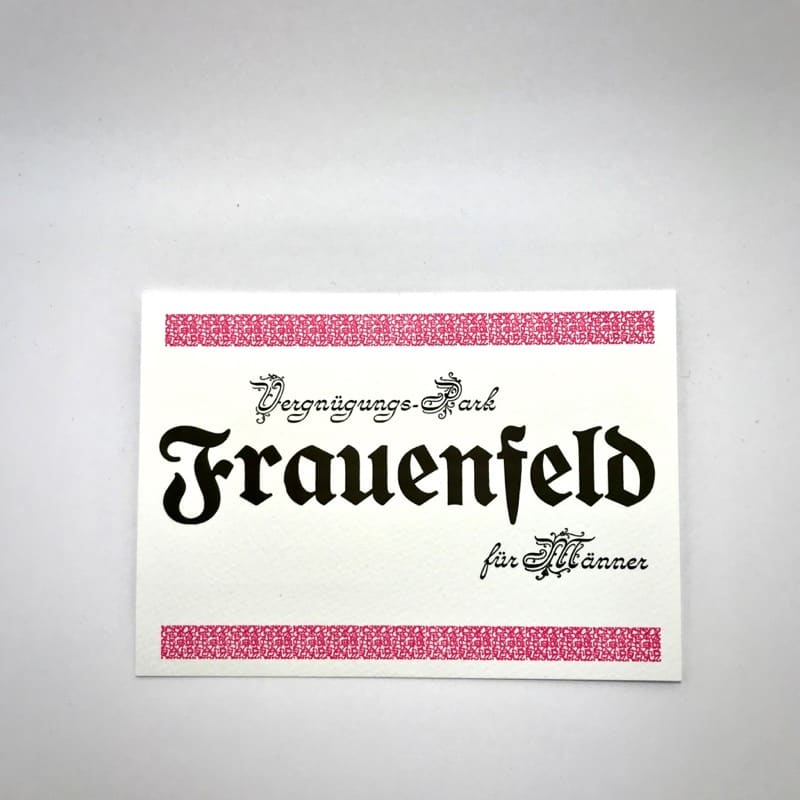 Postkarte «Vergnügungs-Park Frauenfeld für Männer», gesetzt in gebrochener Schrift mit roten Zierbändern