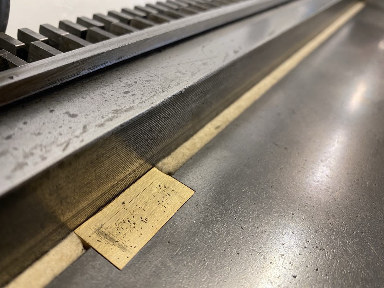 Gereinigtes Druckbett mit Zahnstange nach der Aufarbeitung