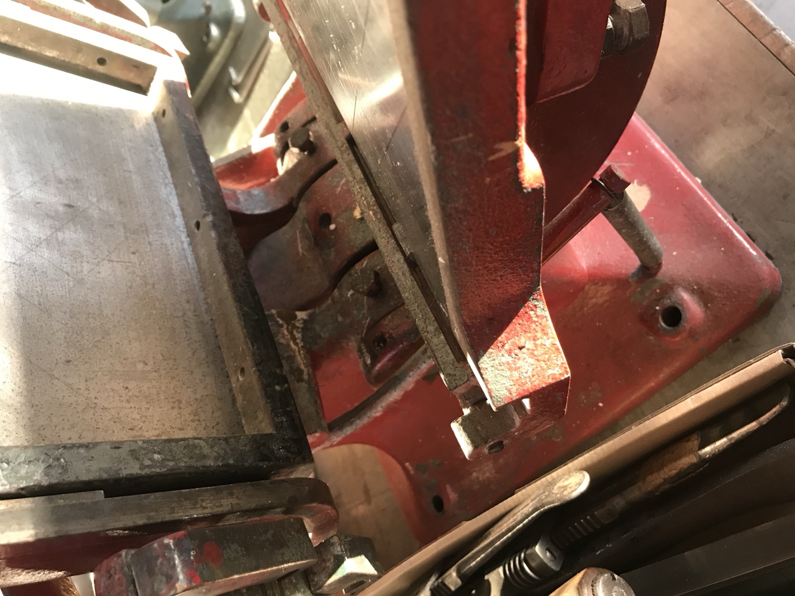 Mechanik des roten Hohner-Tiegels mit Staub und altem Schmierfett