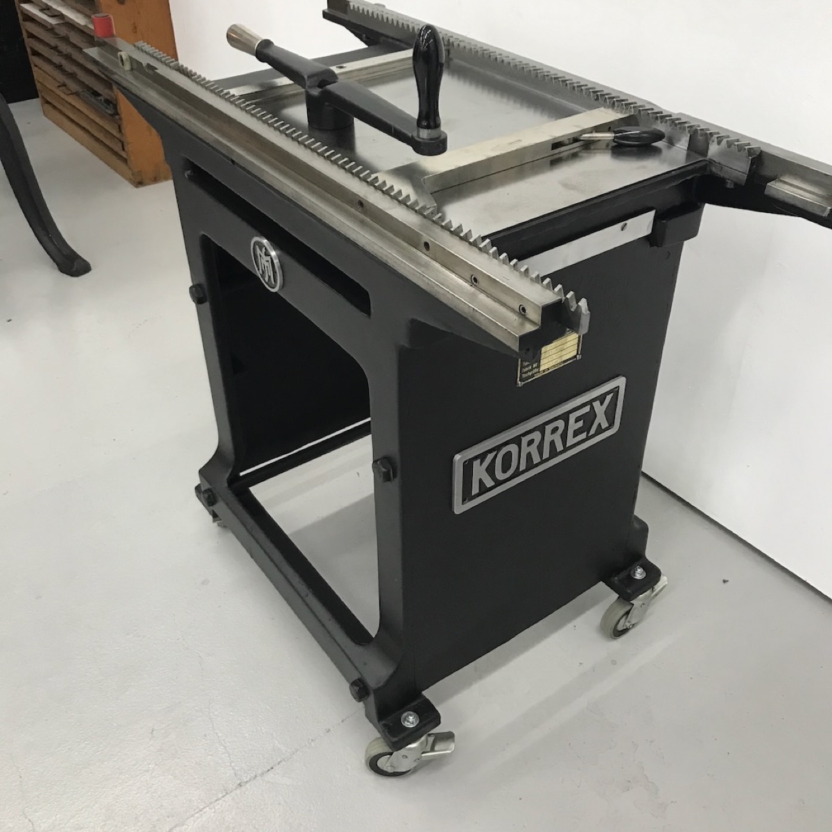 Fertig aufgearbeitete Korrex-Andruckpresse, anthrazit lackiert, auf Rollen