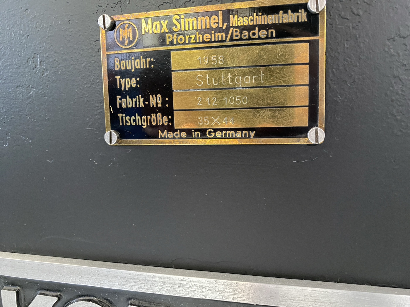 Typenschild Max Simmel Maschinenfabrik Pforzheim, Typ Stuttgart, Baujahr 1958, Tischgröße 35 × 44