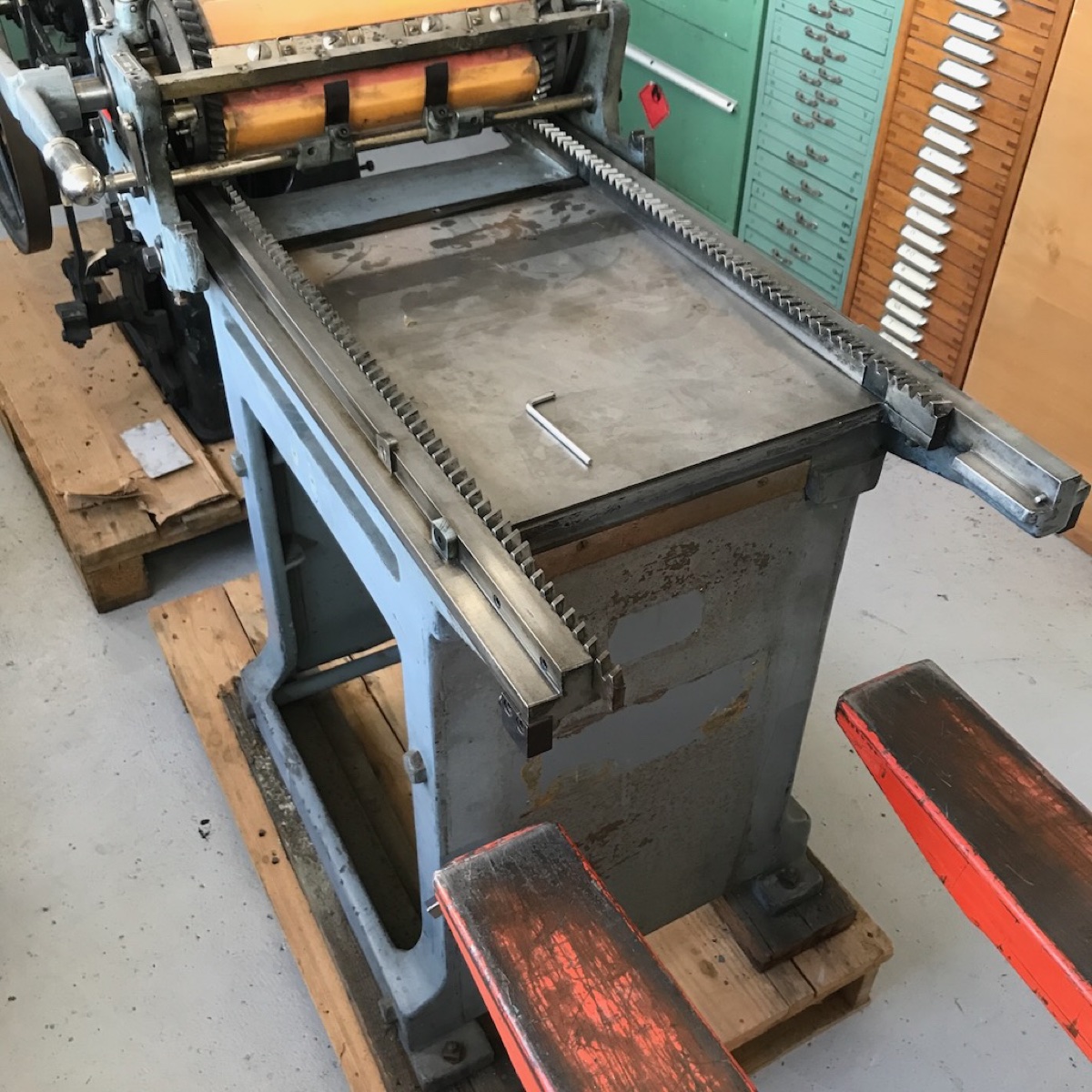 Korrex-Andruckpresse vor der Aufarbeitung, hellgraues Gehäuse mit Rostspuren