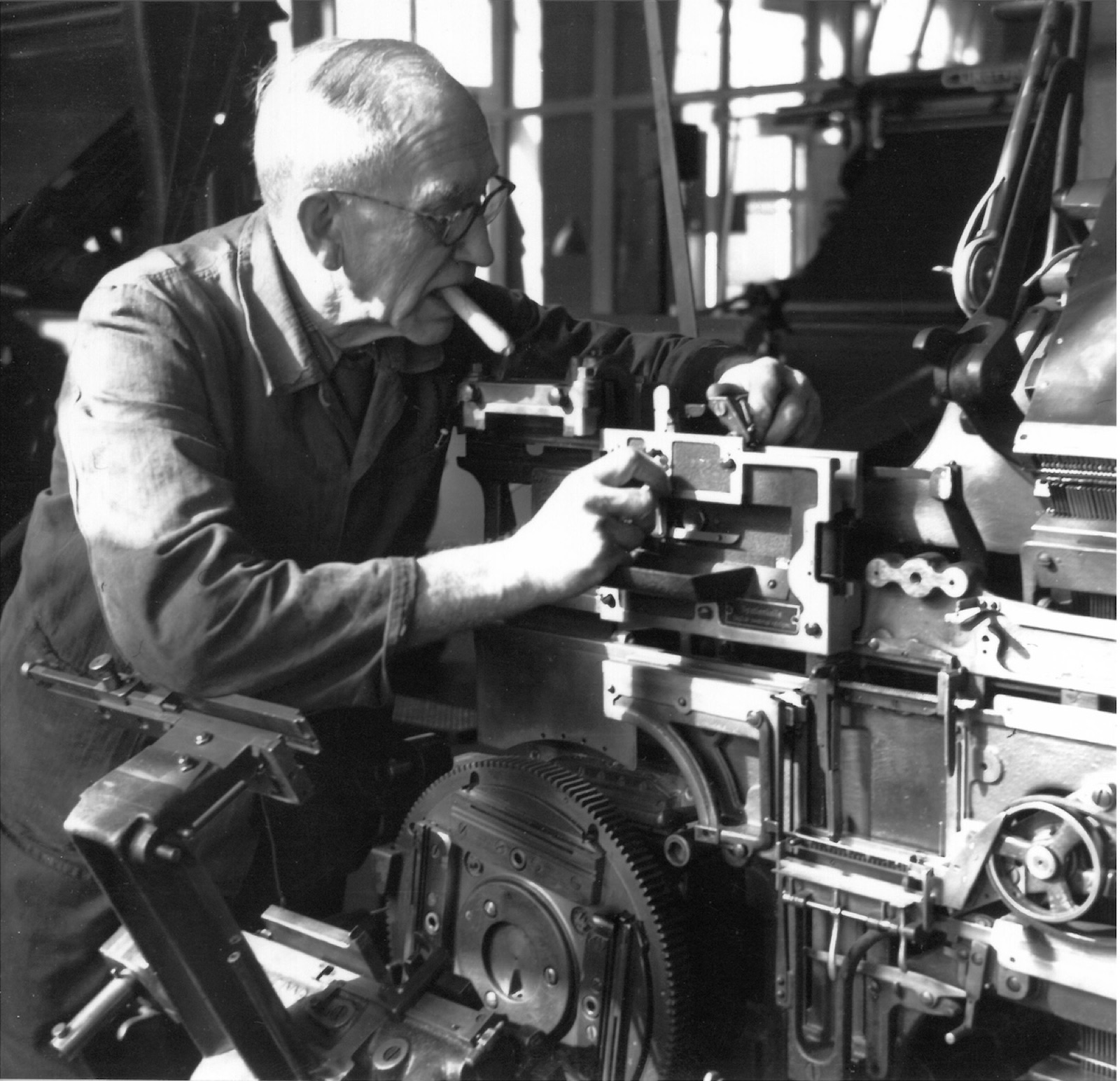 Monteur an einer Linotype-Setzmaschine, historische Aufnahme