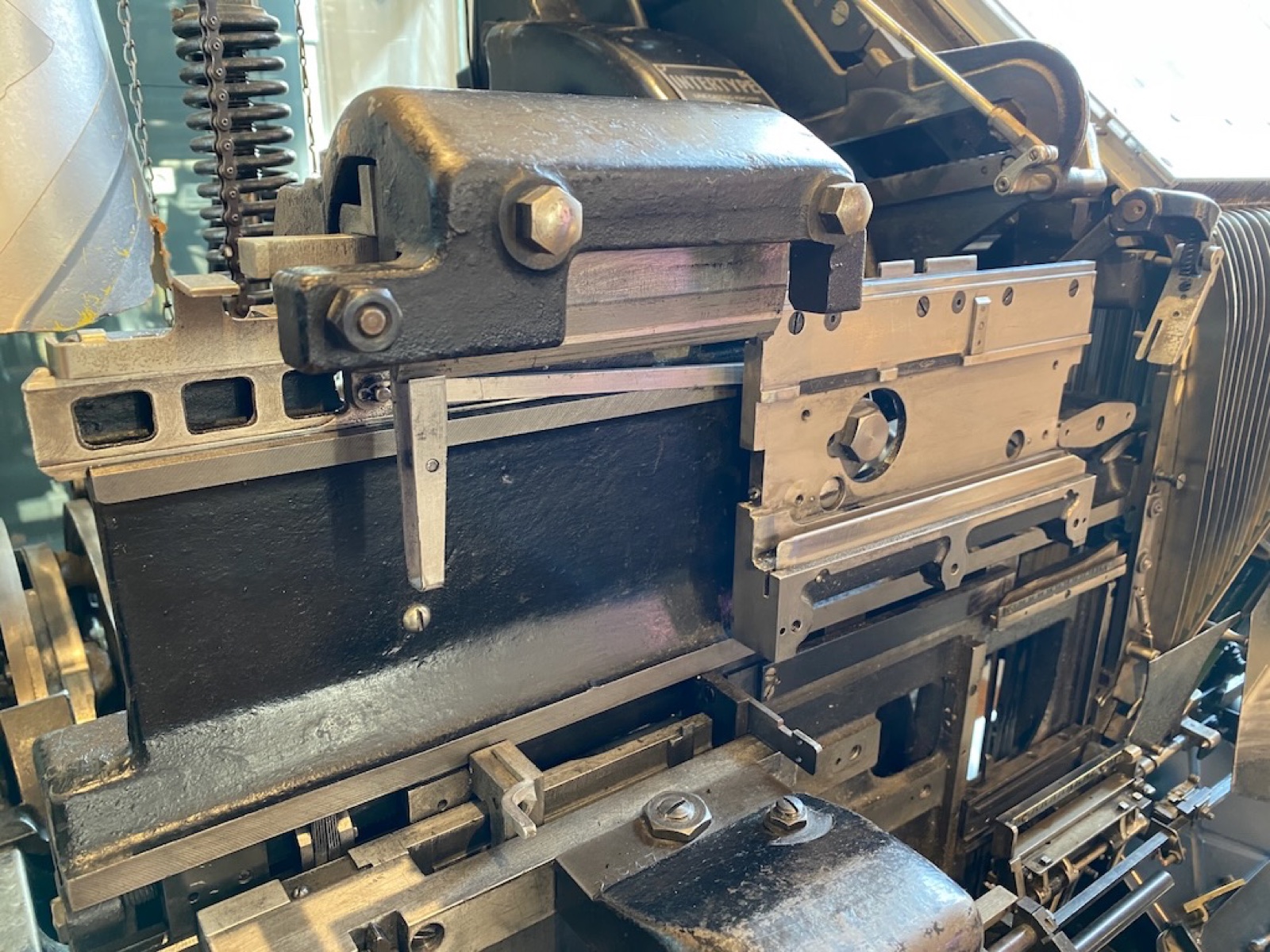 Innenansicht der Setzmaschine mit Gießrad und Schließvorrichtung nach der Reinigung
