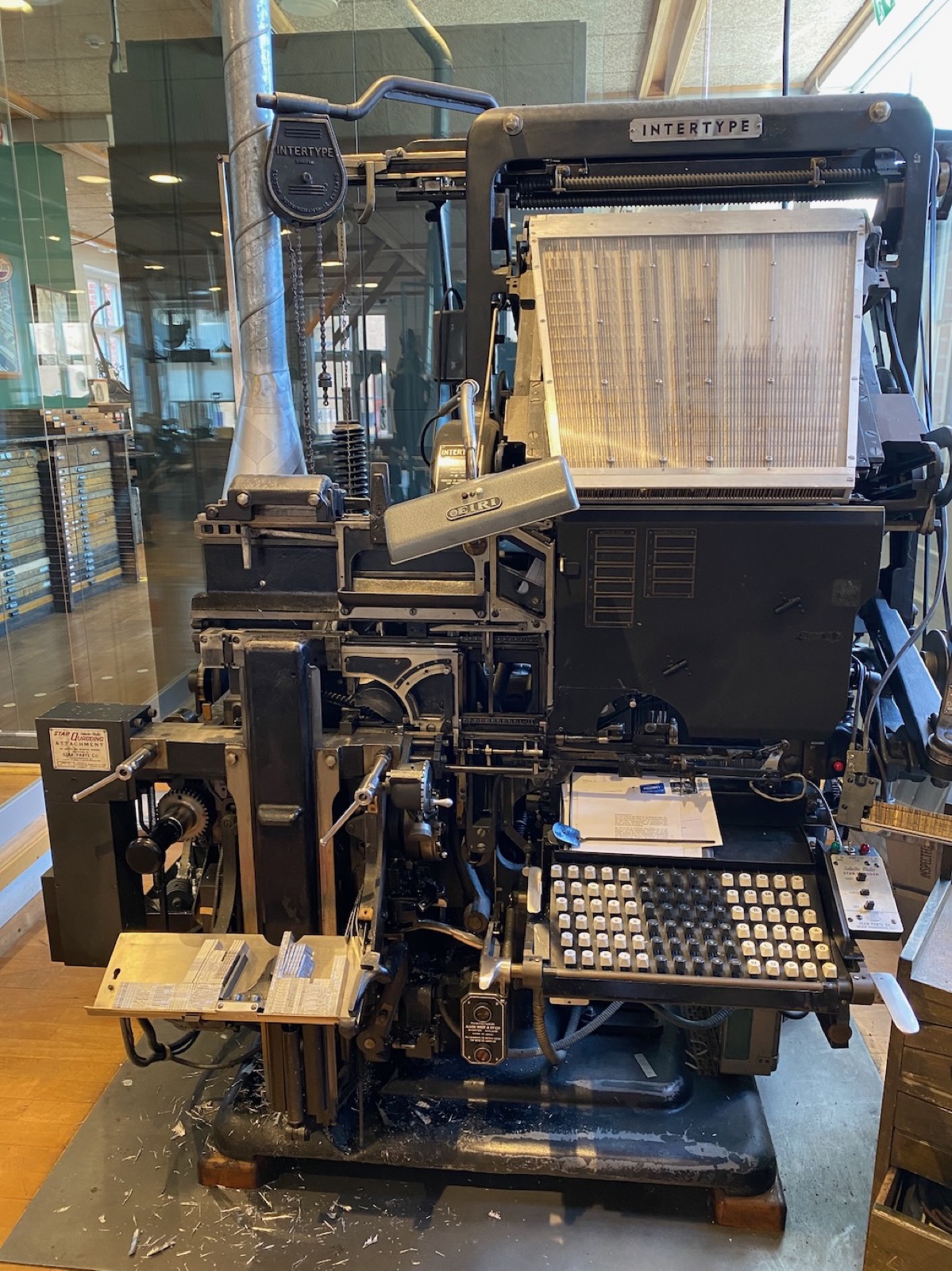 Intertype-Setzmaschine im Grafiska Museet, Vorderansicht mit Klaviatur und Magazin